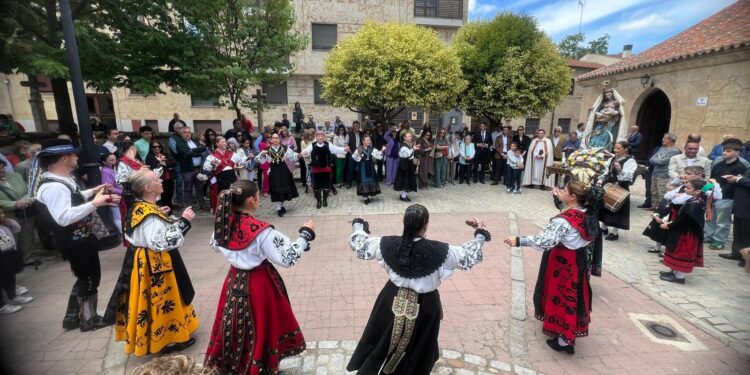 La Virgen de los Remedios luce blanca y radiante en la procesión de su día grande