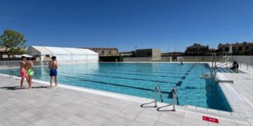 El Ayuntamiento de Villares asume la gestión de las piscinas este verano y amplía en un centenar los bonos de temporada