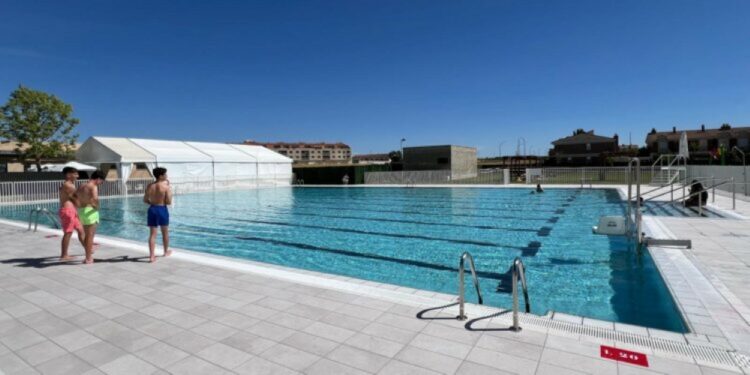 El Ayuntamiento de Villares asume la gestión de las piscinas este verano y amplía en un centenar los bonos de temporada
