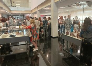 Villares inaugura la exposición con los trabajos de los 420 alumnos de los cursos municipales de Cultura