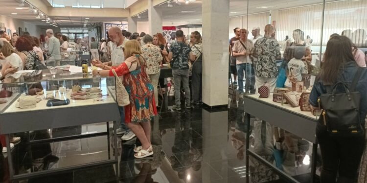 Villares inaugura la exposición con los trabajos de los 420 alumnos de los cursos municipales de Cultura