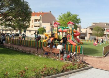 Los vecinos de Villares disfrutan ya de las zonas de ocio del renovado parque de la Cruz
