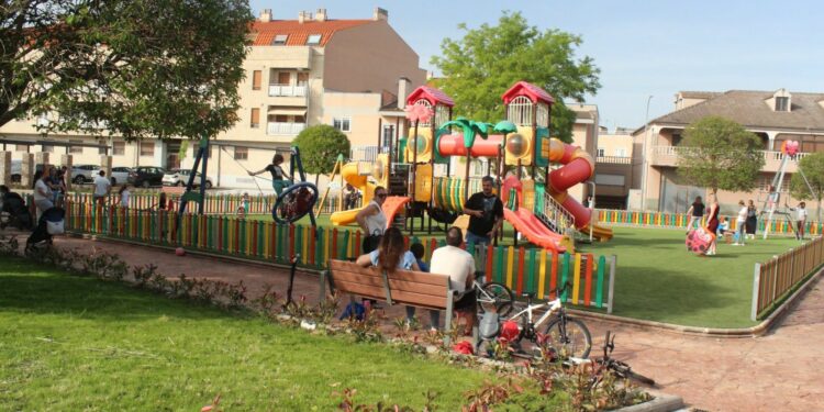 Los vecinos de Villares disfrutan ya de las zonas de ocio del renovado parque de la Cruz
