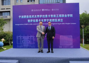 El rector de la Universidad inaugura el campus en la ciudad china de Ningbo