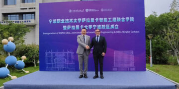 El rector de la Universidad inaugura el campus en la ciudad china de Ningbo