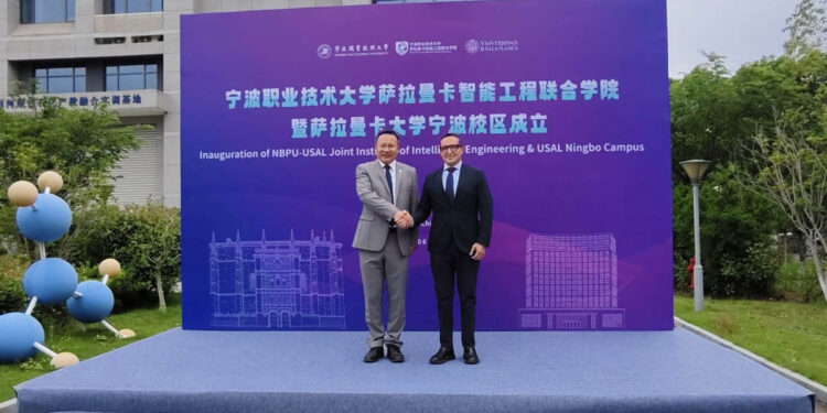 El rector de la Universidad inaugura el campus en la ciudad china de Ningbo