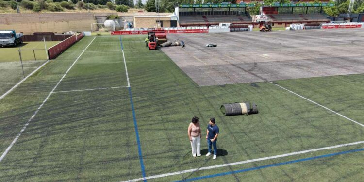 Comienzan las obras para la sustitución del césped del estadio Alfonso San Casto