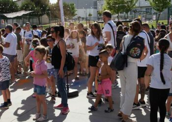 La plaza Mayalde se convierte en una fiesta de música, agua, espuma y color