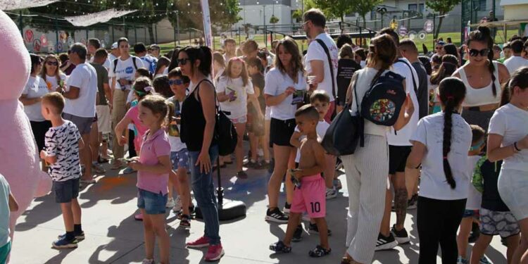 La plaza Mayalde se convierte en una fiesta de música, agua, espuma y color