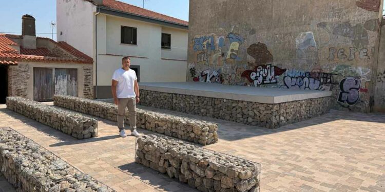 El Ayuntamiento convierte el frontón en una plaza para acoger eventos y espectáculos culturales