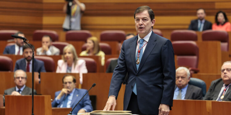 Alfonso Fernández Mañueco asume su tercer mandato en la Junta «con ilusión, responsabilidad y hechos»