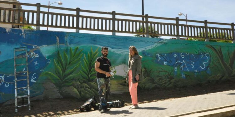 La flora y fauna del río Tormes protagonizan el nuevo mural ‘El latir del Tormes’ de Rober Bece