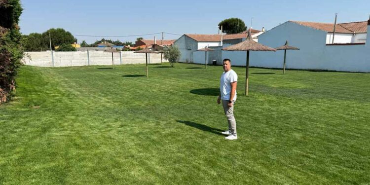 Doñinos aumenta la capacidad y el aforo de las piscinas municipales duplicando la zona de césped