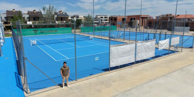 Santa Marta pinta y mejora las tres pistas de tenis de la zona deportiva ‘La Raqueta’