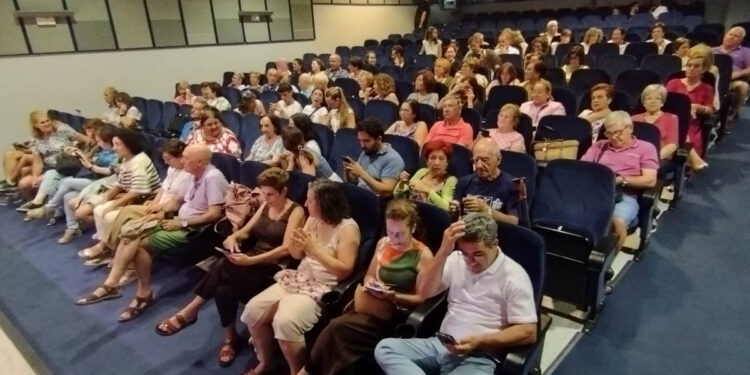 La academia de teatro La Troyana representa ‘Ratones’ en el auditorio Enrique de Sena