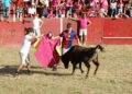 Lleno en la plaza portátil de Aldeatejada para disfrutar del Gran Prix y la capea popular