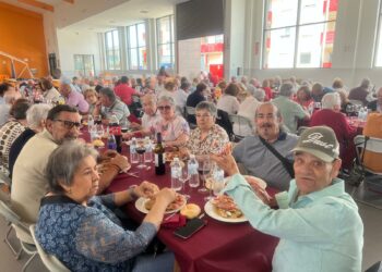 Doscientos mayores degustan un auténtico menú festivo para inaugurar las Fiestas de Villares