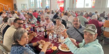 Doscientos mayores degustan un auténtico menú festivo para inaugurar las Fiestas de Villares