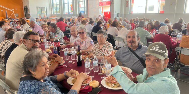 Doscientos mayores degustan un auténtico menú festivo para inaugurar las Fiestas de Villares