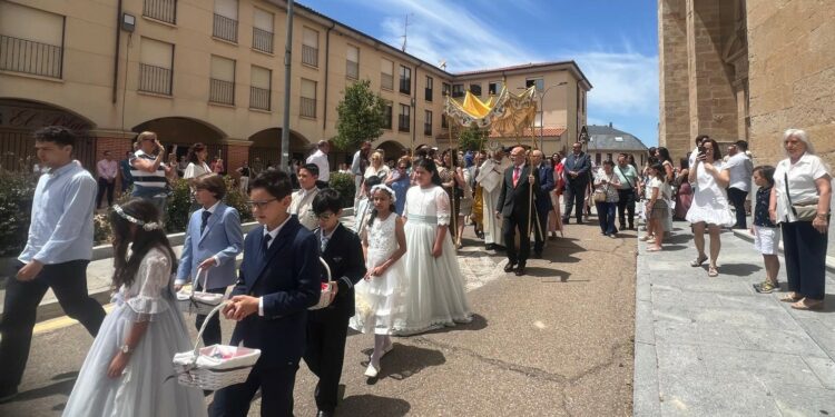 Villares se engalana para celebrar una emotiva procesión del Santísimo
