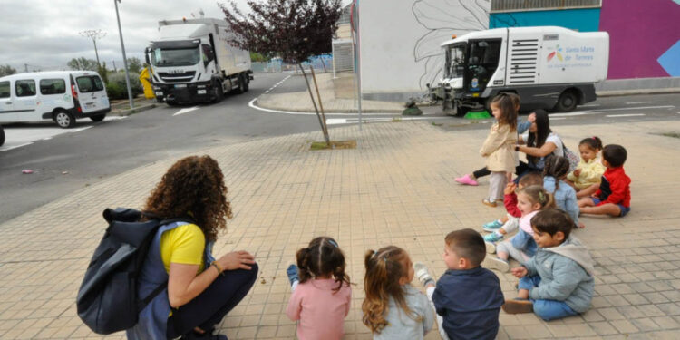 Los niños de la guardería La Vereda han conocido el funcionamiento del servicio de limpieza viaria y recogida de basura