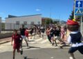 Las actividades infantiles con minibueyes, cabezudos e hinchables completan la mañana festiva en Aldeatejada