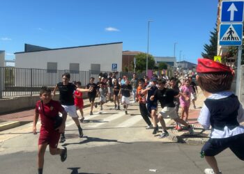 Las actividades infantiles con minibueyes, cabezudos e hinchables completan la mañana festiva en Aldeatejada