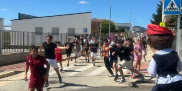 Las actividades infantiles con minibueyes, cabezudos e hinchables completan la mañana festiva en Aldeatejada