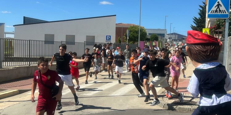 Las actividades infantiles con minibueyes, cabezudos e hinchables completan la mañana festiva en Aldeatejada