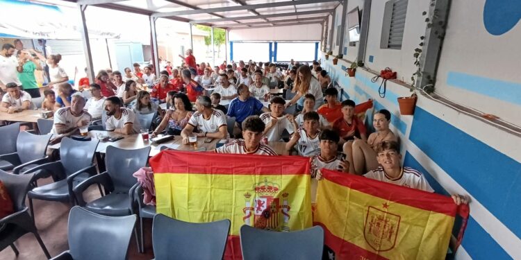El debut de la Selección Española en el Mundial se vive en las piscinas municipales de Cabrerizos