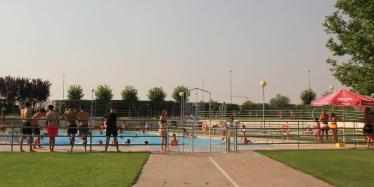 Comienzan las actividades complementarias en las piscinas: talleres infantiles y juegos de mesa