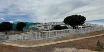 La nueva pasarela peatonal de unión entre los polígonos El Montalvo I y III ya está abierta