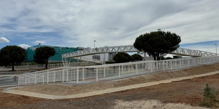 La nueva pasarela peatonal de unión entre los polígonos El Montalvo I y III ya está abierta
