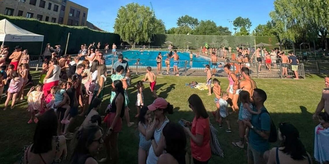 Cientos de bañistas disfrutan de la jornada de puertas abiertas en las piscinas de Carbajosa