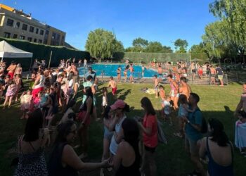 Cientos de bañistas disfrutan de la jornada de puertas abiertas en las piscinas de Carbajosa