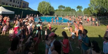Cientos de bañistas disfrutan de la jornada de puertas abiertas en las piscinas de Carbajosa