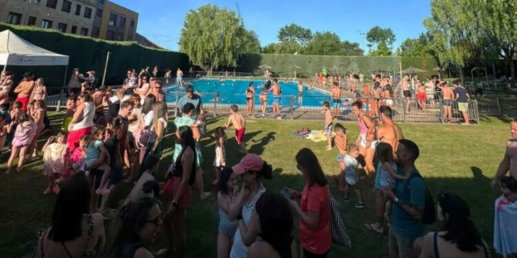 Cientos de bañistas disfrutan de la jornada de puertas abiertas en las piscinas de Carbajosa