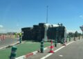 Atrapado en la cabina el conductor de un camión tras volcar en la rotonda de E.Leclerc