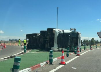 Atrapado en la cabina el conductor de un camión tras volcar en la rotonda de E.Leclerc