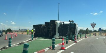 Atrapado en la cabina el conductor de un camión tras volcar en la rotonda de E.Leclerc
