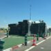 Atrapado en la cabina el conductor de un camión tras volcar en la rotonda de E.Leclerc
