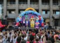 Los cabezudos, las majorettes y los personajes infantiles animan la tarde festiva en Carbajosa