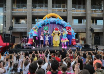 Los cabezudos, las majorettes y los personajes infantiles animan la tarde festiva en Carbajosa
