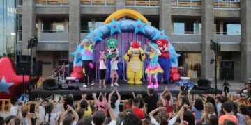Los cabezudos, las majorettes y los personajes infantiles animan la tarde festiva en Carbajosa