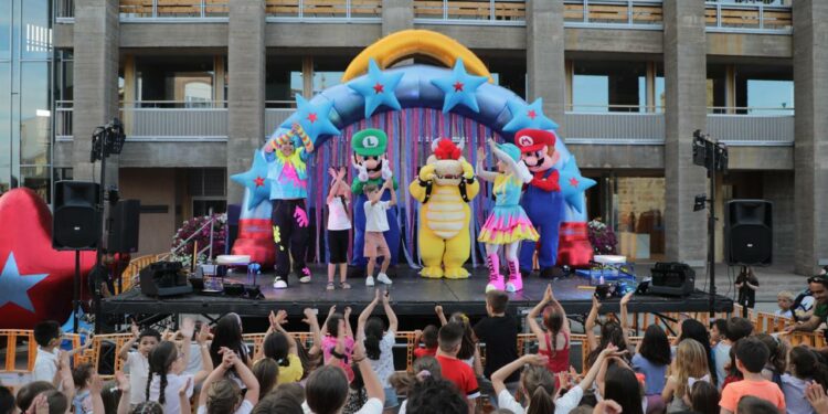 Los cabezudos, las majorettes y los personajes infantiles animan la tarde festiva en Carbajosa