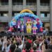 Los cabezudos, las majorettes y los personajes infantiles animan la tarde festiva en Carbajosa