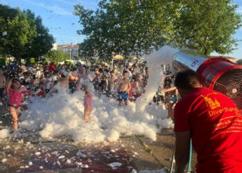 Los hinchables y el baño de espuma marcan el final de las fiestas chicas de Carbajosa