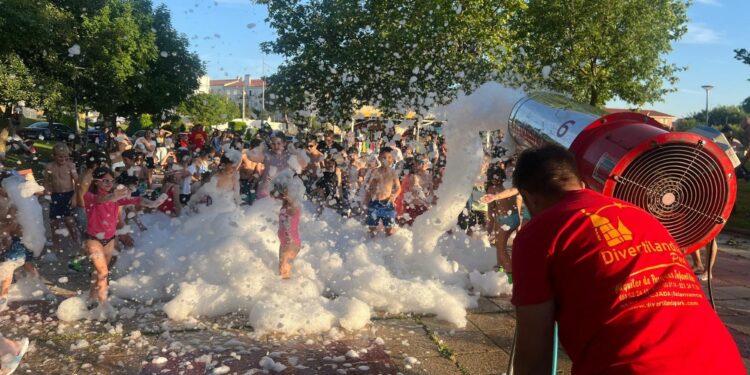 Los hinchables y el baño de espuma marcan el final de las fiestas chicas de Carbajosa