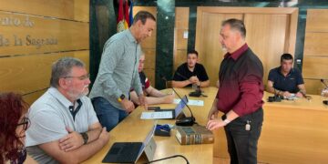 El socialista Pablo Julián promete su cargo como nuevo concejal del Ayuntamiento de Carbajosa