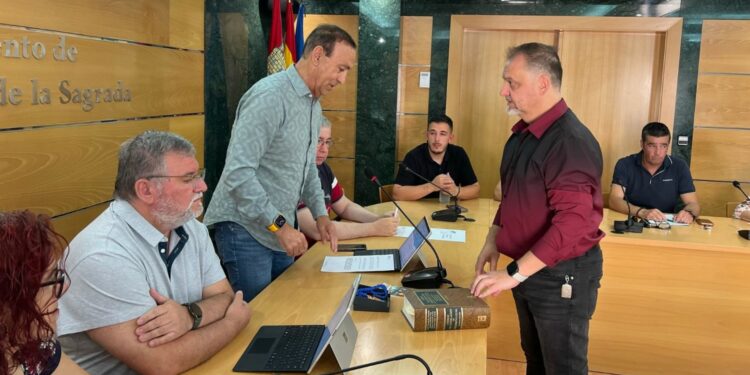 El socialista Pablo Julián promete su cargo como nuevo concejal del Ayuntamiento de Carbajosa